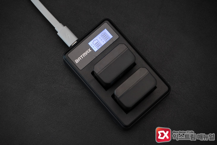 BATMAX FW50 USB 듀얼 충전기 충전중