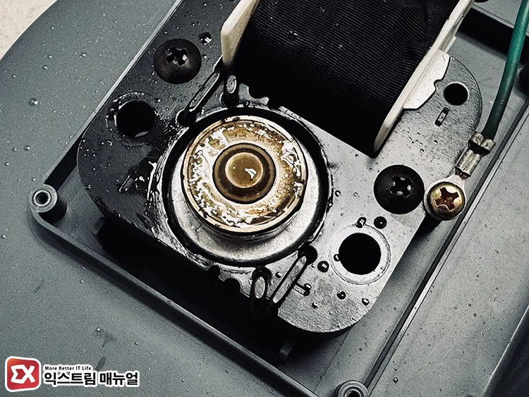 fix noise by replenishing lubrication 4 모터 윤활 작업