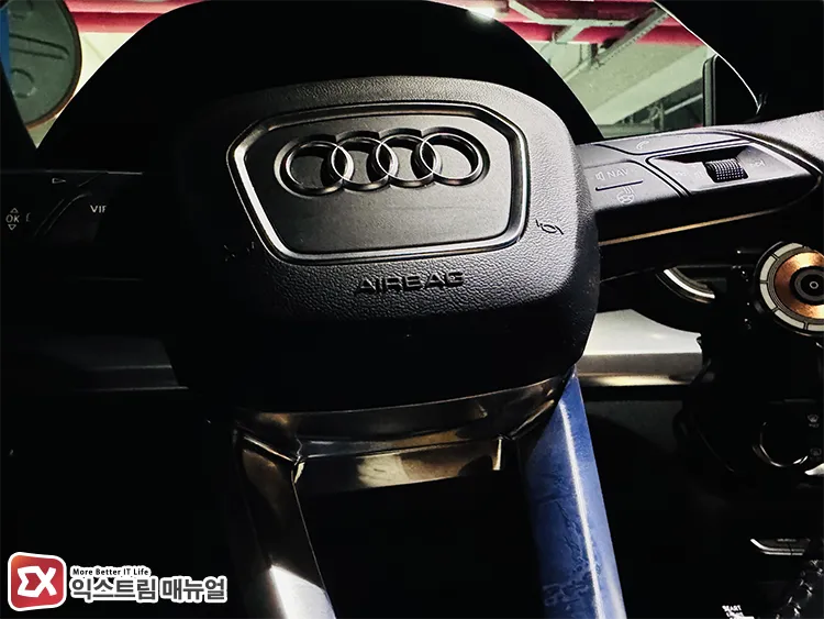 sticky condition on steering wheel horn cover 핸들 가운데 클락션 커버 주변이 끈적임 상태가 지속된 상황