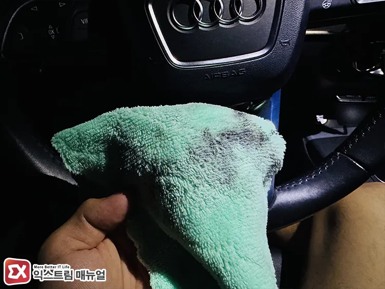wiping down sticky urethane horn cover surface with interior car cleaner 자동차 실내 세정제로 끈적이는 클락션 커버 표면 닦아내기