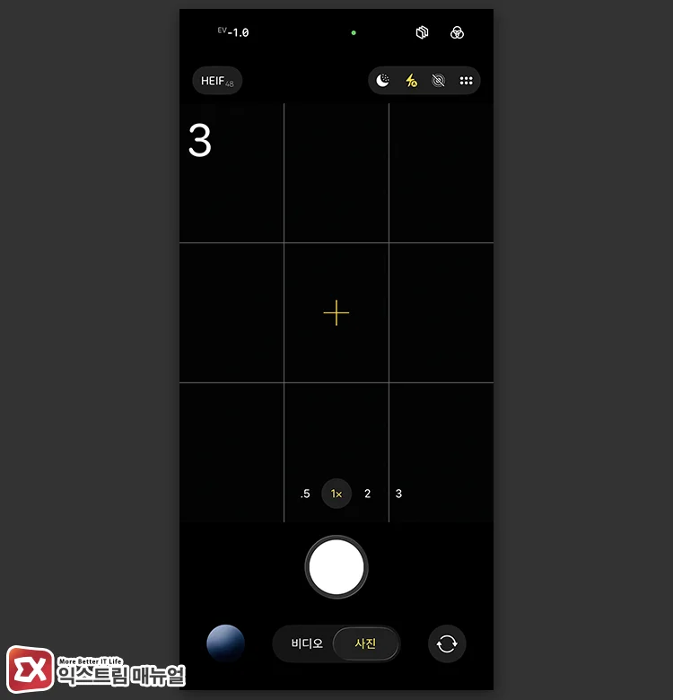 opening camera app after wearing airpods and pressing stem to take photo 에어팟 착용 후 카메라 앱을 열고 스템을 눌러 촬영